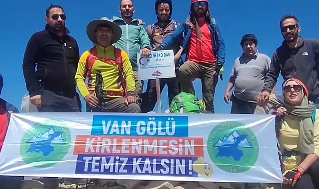 Vanlı 12 doğasever Reşko Zirvesi&#039;ne tırmandı: &quot;Van Gölü temiz kalsın kirlenmesin&quot; pankartı açtılar