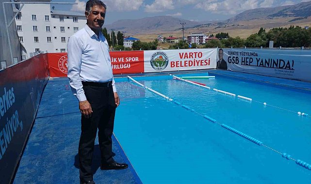 Varto'da Kur'an kurslarına giden öğrencilere yüzme eğitimi