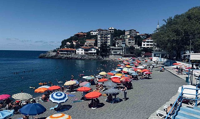 Vatandaşlar halk plajına akın etti