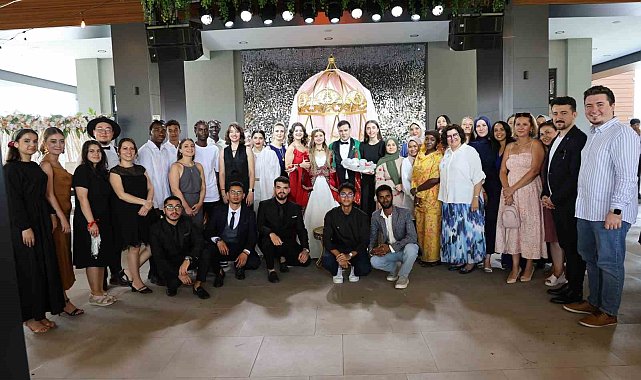 Yabancı öğrenciler öğretmenlerini Türk geleneklerine göre evlendirdi