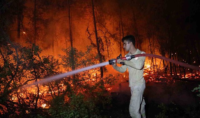 Yangına havadan gece görüşlü helikopterler müdahale ediyor