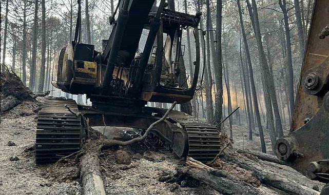 Yangının ortasında kalan ekskavatör küle döndü, operatör son anda kurtarıldı
