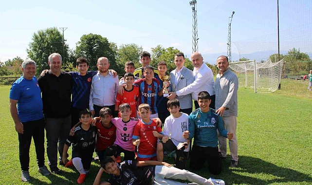 Yaz Kur'an kursu futbol turnuvasında kupalarını aldılar