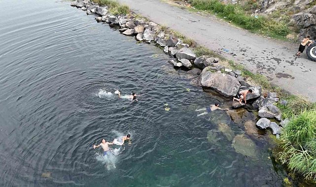 Yaz sıcağında serinlemek isteyenler soluğu Karasu Çayı'nda alıyorlar