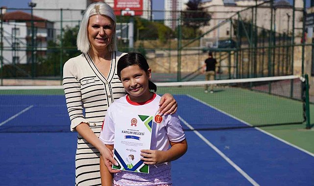 Yaz spor okullarının sona ermesiyle çocuklar sertifikalarını aldı