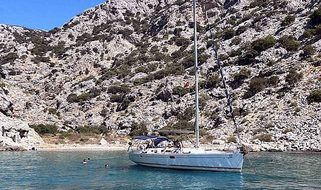 Yelkenli teknede 13 düzensiz göçmen yakalandı