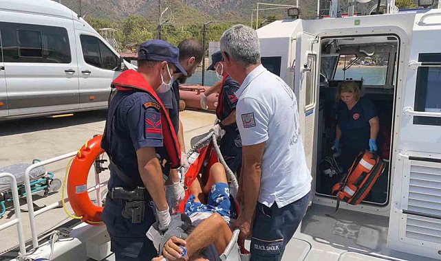 Yelkenli teknede rahatsızlanan vatandaşa tıbbi tahliye
