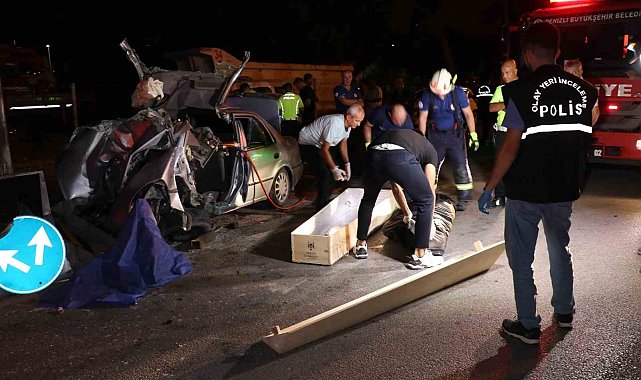Yön tabelasına çarparak hurdaya dönen otomobilin sürücüsü öldü