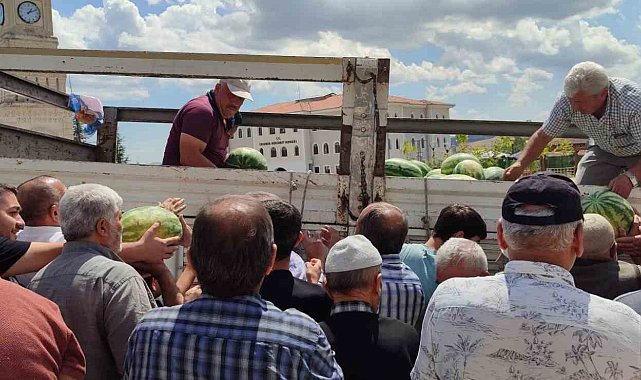 Yozgat'ta 17 ton karpuzu hayır için dağıttı