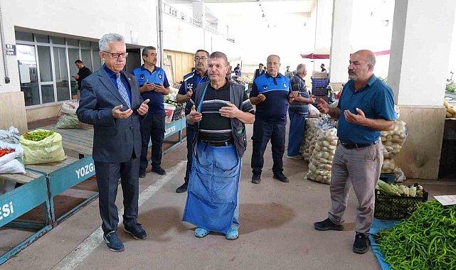 Yozgat'ta 45 yıldır pazarcılar tezgahlarını toplu dua ile açıyorlar