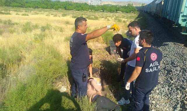 Yük treni çapa motoruna çarptı, anne ve 2 çocuğu hayatını kaybetti