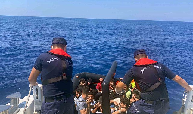 Yunanistan'ın geri ittiği 21 düzensiz göçmen kurtarıldı