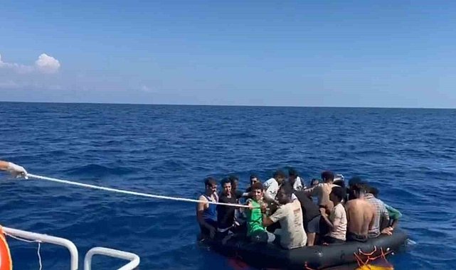 Yunanistan'ın geri ittiği 25 düzensiz göçmen kurtarıldı