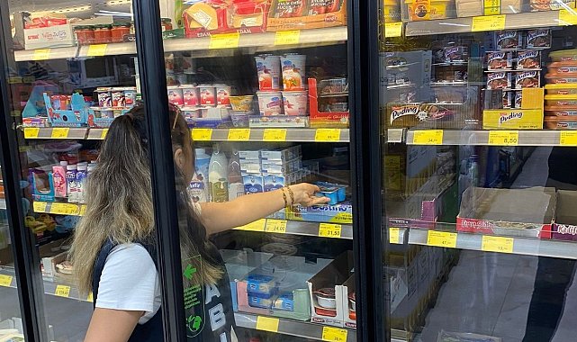 Yunusemre'de raflardan toplatılan ürünler imha edildi