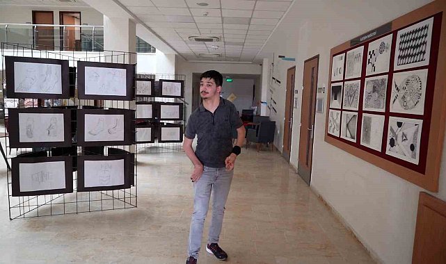 Yüzde 90 engeli bulunan üniversite öğrencisi yapay zekayı kullanarak Amsterdam&#039;da sergi açtı