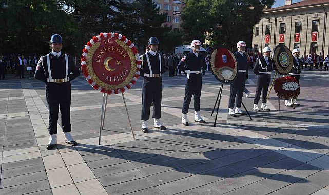 Zafer Bayramı kutlamaları çelenk sunumu ile başladı
