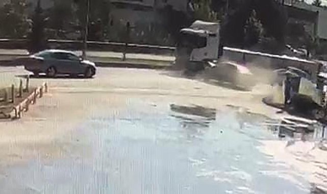 Zincirleme kaza kamerada: 2 yaralı