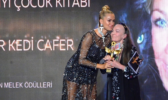 Altın Melek Ödüllerinde Bir İlk Yaşandı ve İlk Defa Canlı Bir Kedi Ödül Aldı