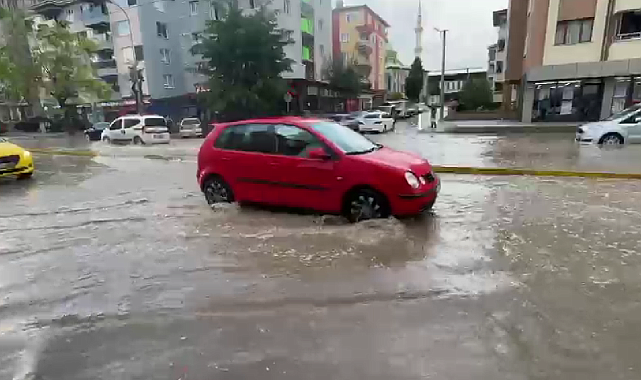 Aniden bastıran kuvvetli yağış Eskişehir'de hayatı olumsuz etkiledi