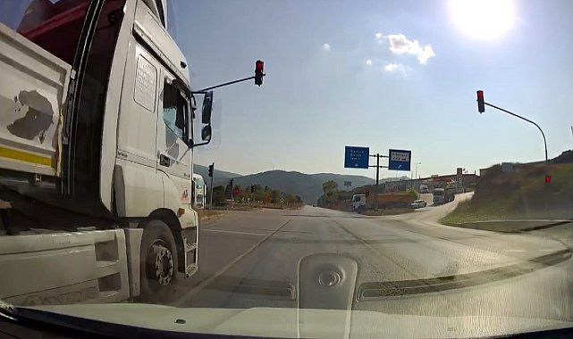 Bursa'da kırmızı ışıkta geçen tır, faciaya davetiye çıkardı