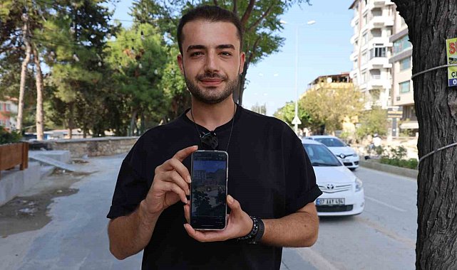 Cadde ortasında kucağında keçiyle yürüyen yaşlı kadın tebessüm ettirdi