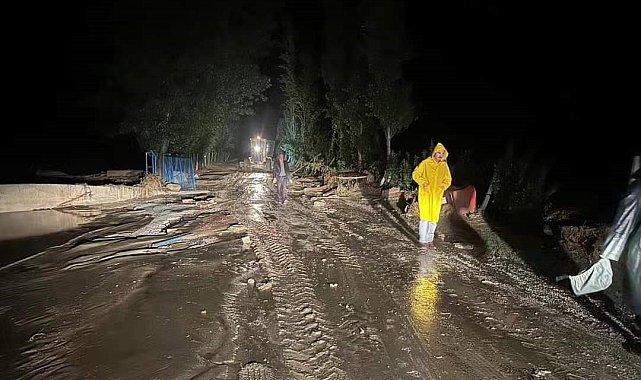 Çorum'da etkili olan sağanak yağış ve rüzgar hayatı felç etti