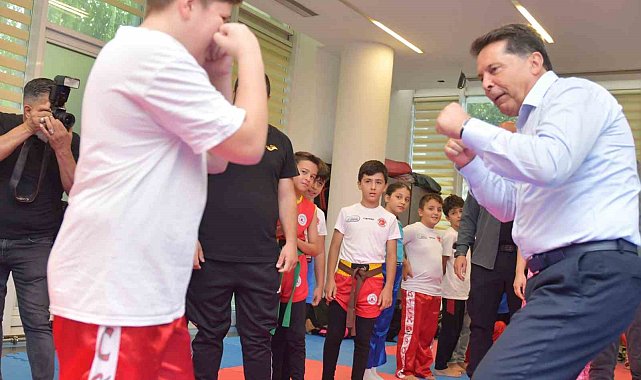 Esenyurt Belediye Başkanı Ahmet Özer'den belediyenin spor tesislerine ziyaret