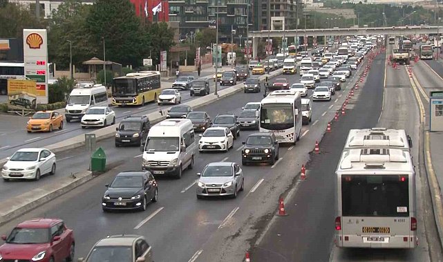 İstanbul'da eğitim-öğretim döneminin başlamasıyla birlikte trafikte yoğunluk oluştu