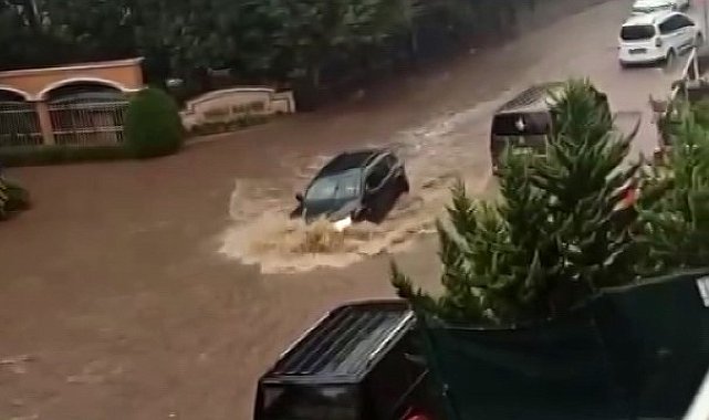 İstanbul'da sağanak yağış: Sürücüler zor anlar yaşadı