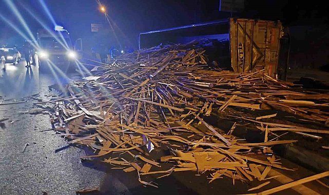 Karadeniz Ereğli'de odun yüklü kamyon devrildi:1 yaralı