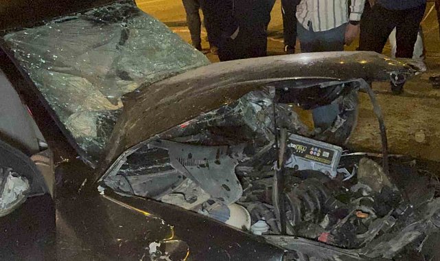 Kayganlaşan yolda otomobil tıra çarptı: 1 ölü
