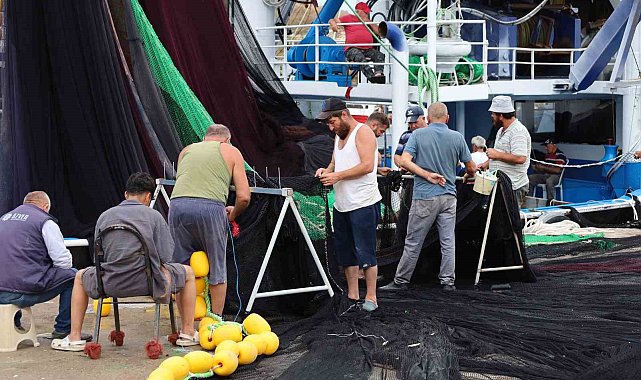 Kırklareli'nde kötü havaya aldırış etmeyen balıkçılar sezonu açtı