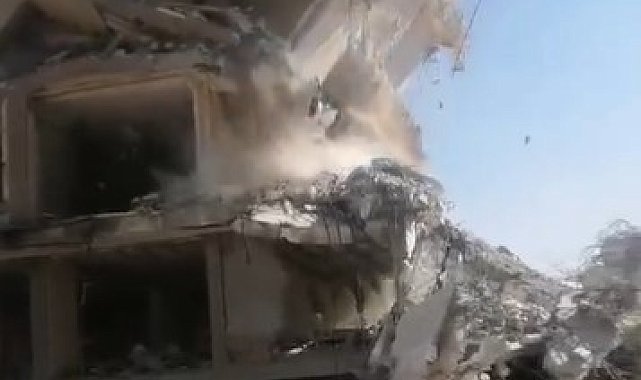Mahkeme süreci sona eren 7 katlı binanın iş makinesinin darbesiyle yıkıldığı anlar kamerada