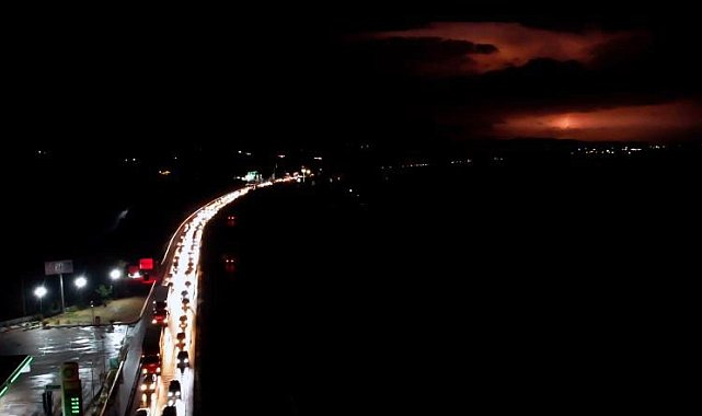 Manisa'yı sel vurdu, İzmir-İstanbul karayolunda trafik durma noktasına geldi