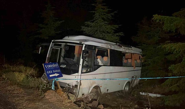 Polis memurlarını taşıyan midibüs şarampole uçtu: 14'ü polis 15 yaralı