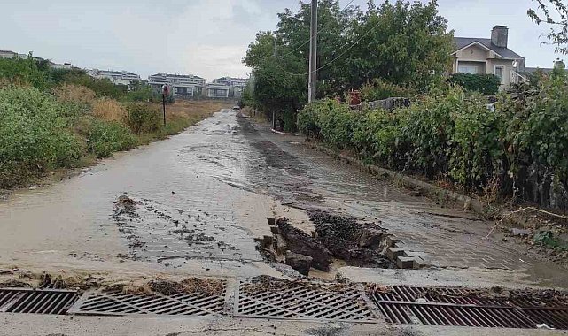 Sağanak yağışta yolda çukur oluştu