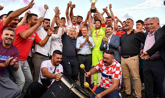 Seçer, 30 Ağustos Zafer Kupası Futbol Turnuvası'nın ödül törenine katıldı