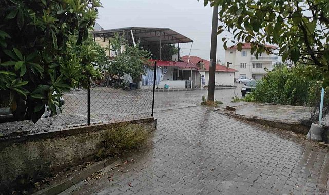 Selendi'de sağanak yağış etkili oldu