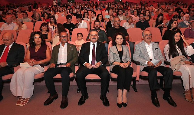 Vali Aksoy ve eşi 'Bir Ulus Uyanıyor' adlı konsere katıldı