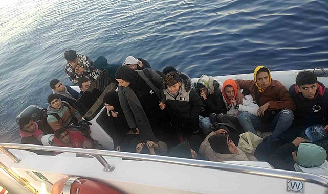 12&#039;si çocuk 22 düzensiz göçmen ve 2 göçmen kaçakçısı yakalandı