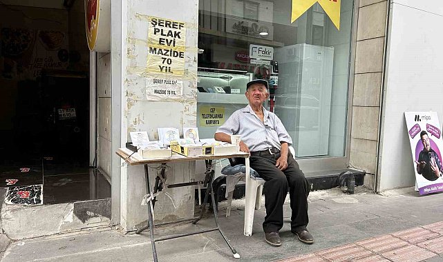 90 yaşındaki adam, 70 yıldır plak ve CD satarak mesai yapıyor