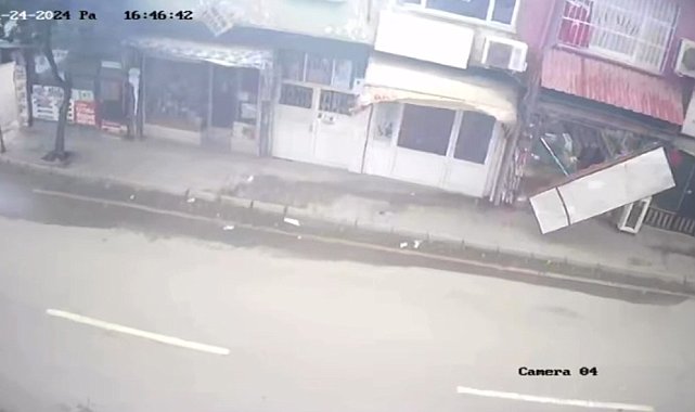 Adana'da fırtına bir iş yerinin reklam tabelasını söktü
