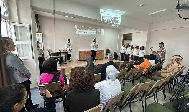 Afyonkarahisar Zübeyde Hanım Kız Meslek Lisesi öğrencilerinden işaret diliyle anlamlı kutlama