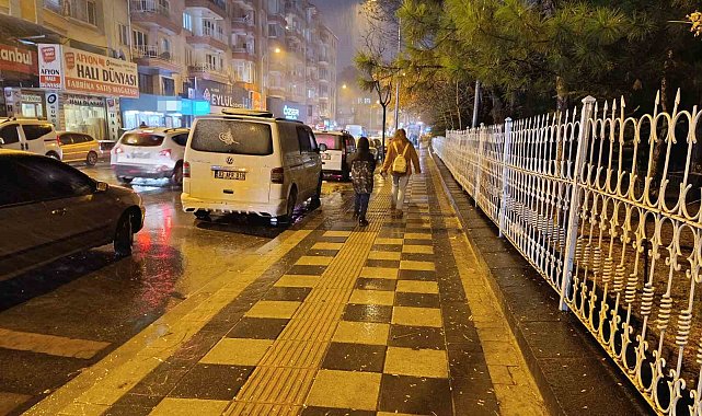 Afyonkarahisar'da beklenen kar yağışı başladı