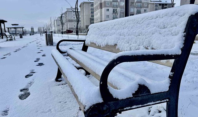 Ağrı mevsimin ilk karıyla beyaza büründü
