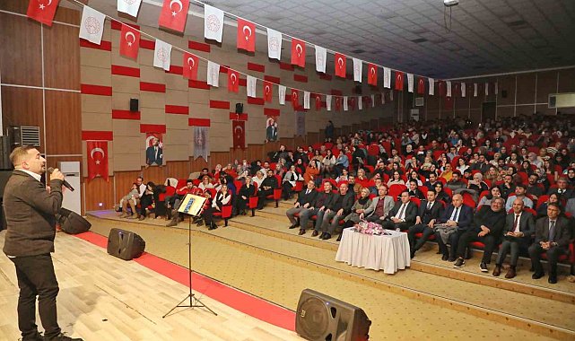 Ağrı'da müzik öğretmeni Nizamettin Ardin'den meslektaşlarına özel konser