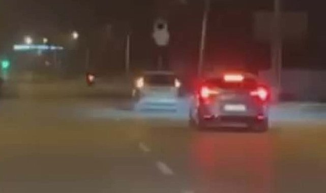 Akan trafikte camdan aracın üzerine çıkıp dans etti
