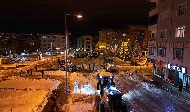 Akdağmadeni'nde yoğun kar mesaisi devam ediyor