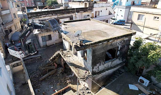 Akdeniz'de metruk binaların yıkımı sürüyor