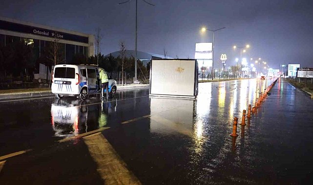Aksaray'da fırtına konteynerleri karayoluna uçurdu
